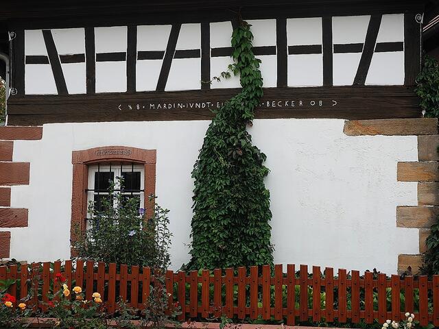Typisch sind die oft sehr dünnen und senkrecht dicht nebeneinander stehenden Streben. Das deutet allerdings nicht auf das Unvermögen der damaligen Baumeister hin, sondern ist ein bewusst integriertes Mittel zur Gestaltung. (Seebach)
