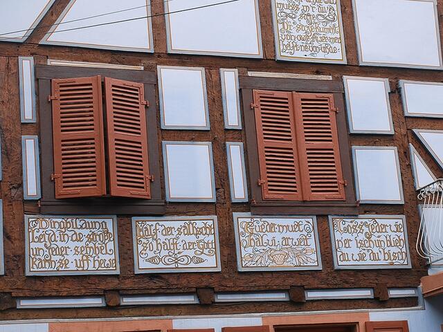 In der Rue de Docteur Schweitzer Nr. 9 in Pfaffenhoffen steht das eindrucksvollste Fachwerkhaus des Ortes.