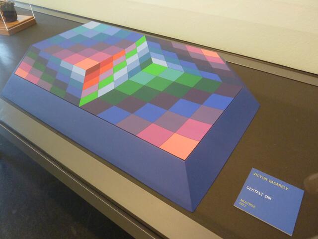 Vasarely-"Kippfigur": "Gestalt SIN" (Multiple 1971).