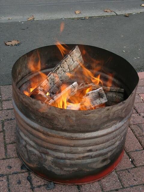 Zu jeder Station gehörte ein Feuer in einer Tonne.