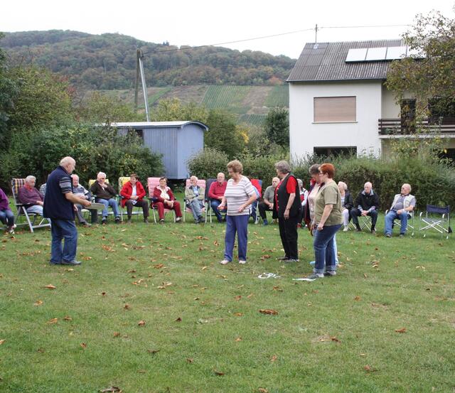 Die erste Gruppe ist angetreten und Reinhold erklärt noch die Spielregeln.