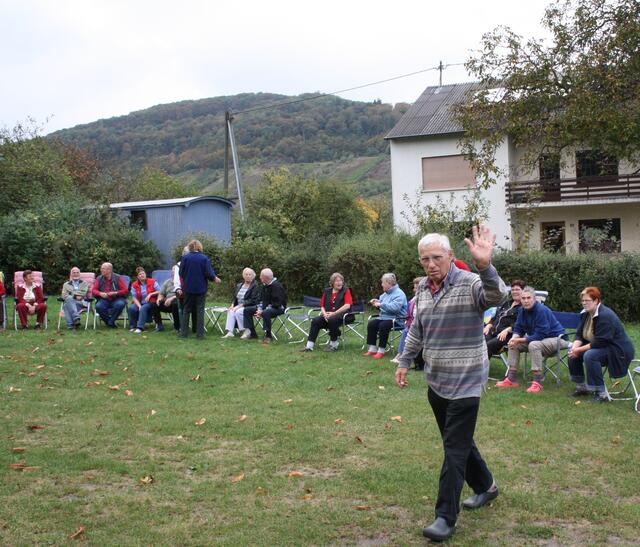 Die Mitglieder treffen ein