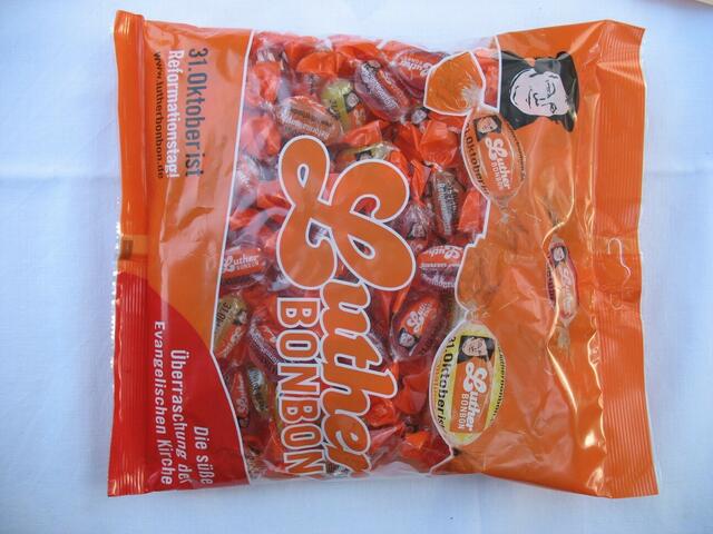 Eine Tüte mit Luther-Bonbons