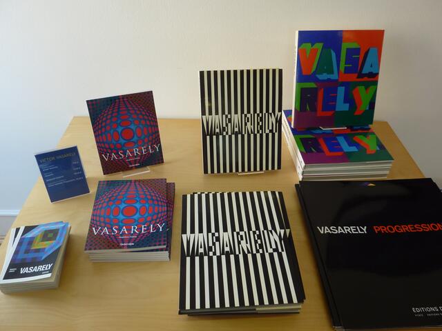 Literatur zu Vasarely im Bücherladen des Mathematikums.