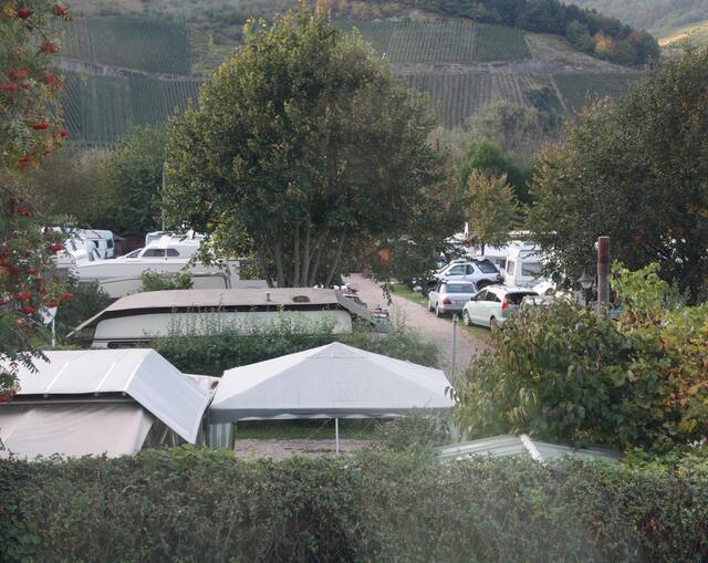 Blick aus dem Lokal auf den Campingplatz