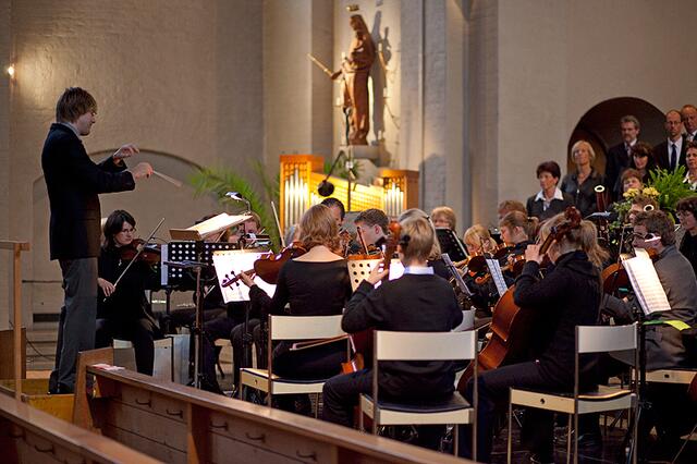 Orchester und Dirigent beim Chor- und Orchesterkonzert 2009 in Schwabmünchen
