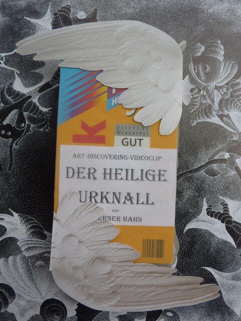 -&#8222;Video-Objekt&#8220; mit der Aufschrift &#8222;Der heilige Urknall&#8220; a