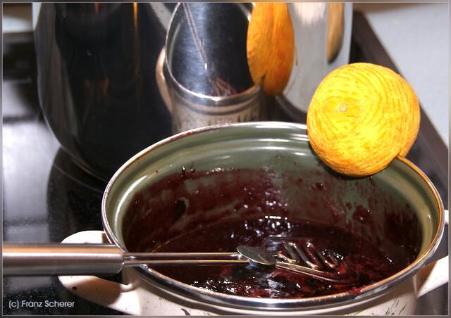 Zur Cranberry-Konfitüre die geriebene Orangenschale