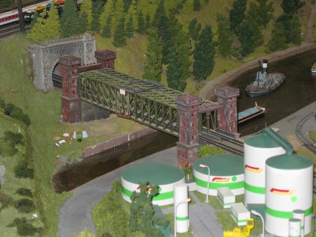 Die Eisenbahnbrücke über den Fluß
