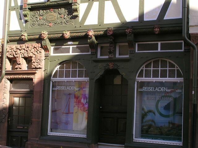 Neidköpfe in Reih' und Glied