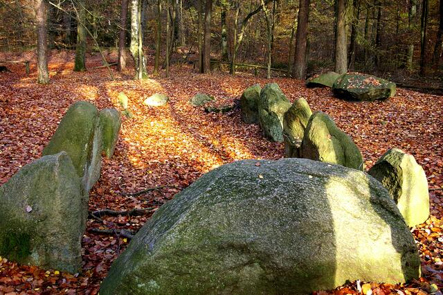 die Reste des Grabes, knapp 15m lang