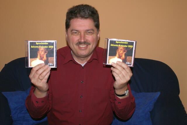 Herausgeber Winfried Gburek mit den ersten neuen CD`s für 2009