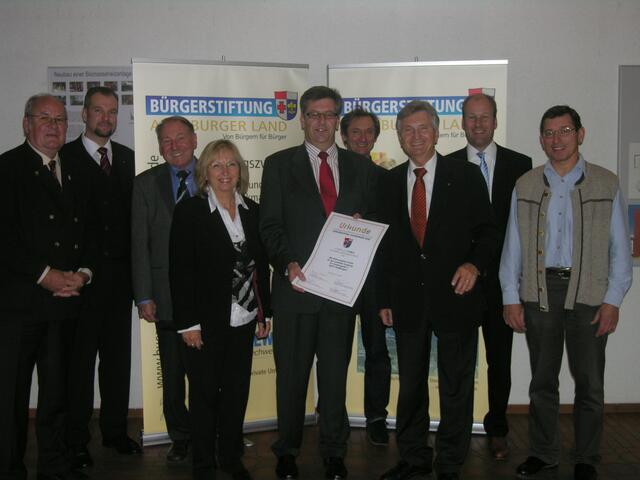 Die WBL unterstützt die Bürgerstiftung. Dafür bedankten sich bei Josef Hartmann (Mitte): Manfred Buhl (stellvertretender Vorsitzender des Stiftungsrates), Markus Pfeffinger (stellvertretender Vorsitzender des Stiftungsvorstandes), Dieter Gerstmayr (Vorsit