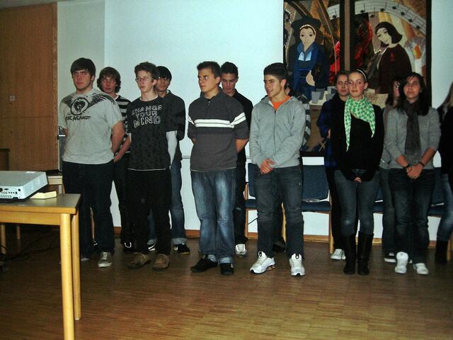 Die Schüler der 10. Klasse der Staatlichen Realschule Linz stellten in beklemmender Weise die Gräuel des NS-Terrorregimes dar.