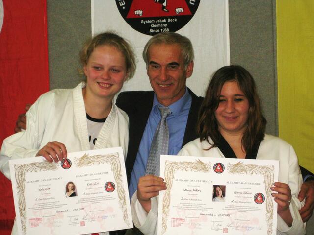 Viola Lux 1. Dan und Viktoria Volkova 2. Dan in Allkampf-Jitsu