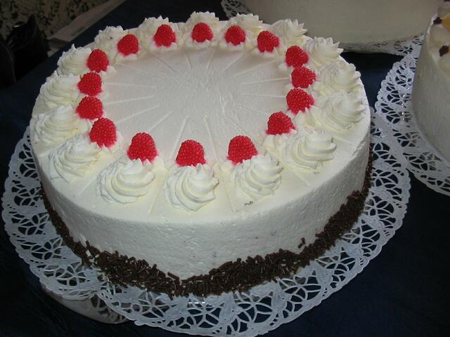 Manchmal versuche ich es auch etwas einfacher (Himbeersahnetorte)