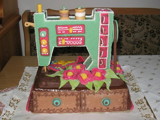 Auch der Nähfaden kann verspeist werden, da er aus Zucker ist. © Dieter Elmer