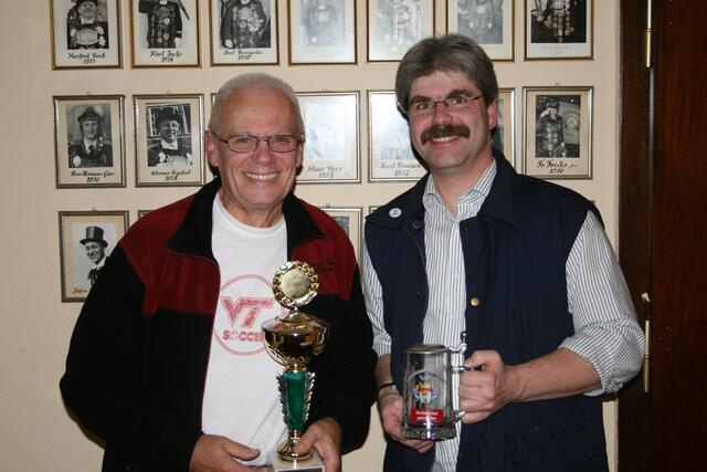 1. und 13. Platz: Dietrich Weiß (links) und Matthias Mollenhauer mit ihren Wanderpreisen