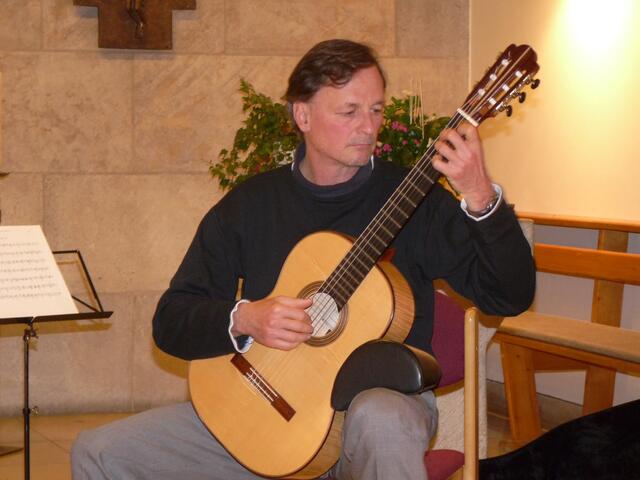 Stefan Barcsay spielt hingebungsvoll auf seiner Gitarre