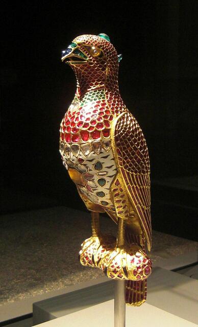 Mit Edelsteinen besetzter Jagdfalke