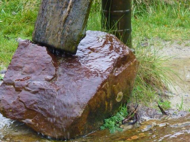 Über den Stein läuft das Wasser...