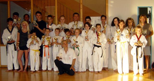 Strahlende Gesichter nach erfolgreichen Kampfsport-Turnier