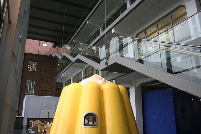 Rechts die Himmelsleiter. Hinten der angrenzende, in die Architektur einbezogene Klinkerbau.