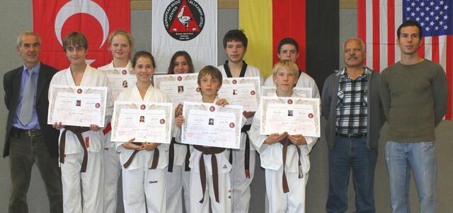 Fröhliche Gesichter nach bestandener Dan-Prüfung