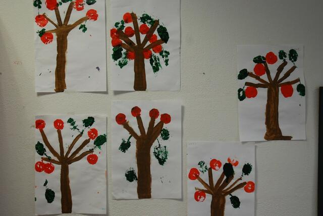Ratsschule Berenbostel: kunst im flur     13  streuobstwiese