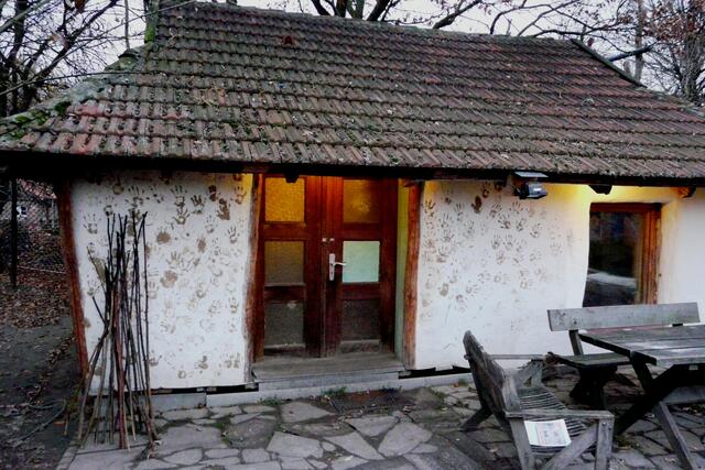 Das "Strohballenhaus":  Die Wände sind aus Strohballen (Wärmedämmumg), innen und außen verputzt