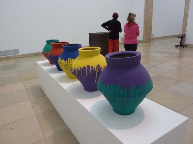 Ai Weiwei liebt Provokatives: Zur d12 betonte Ai Weiwei wiederholt, dass es ihn überhaupt nicht interessiere, ob das, was er macht, &#8220;KUNST&#8220; sei. Weiweis größte Provokation war es, als er eine zweitausendjährige Han-Vase fallen ließ.