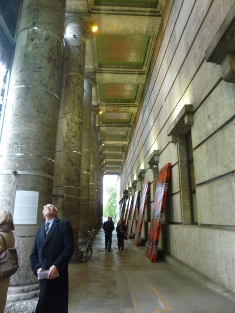 Kunst-Tempel "Haus der Kunst" - entnazifiziertes "Haus der Deutschen Kunst" (HdDK).