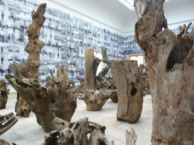 &#8222;Rooted upon&#8220; von 2009: "Wald" aus 100 Baumwurzelteilen.