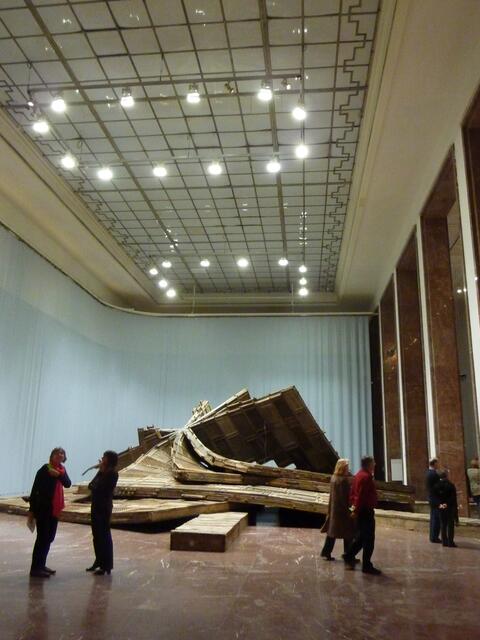 Den aus Holztüren der Ming- und Qing-Dynastie errichteten Tempel Template (2007), bei der letzten BUERGELiade-documenta in Kassel spektakulär zusammengebrochen, hat Ai Weiwei in der Mittelhalle wieder als Ruine aufgebaut.
