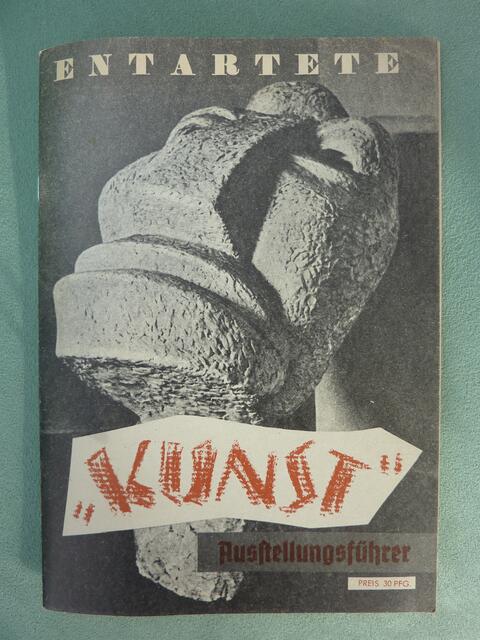 Das 32-seitige agitatorisch aufgebaute Pamphlet begleitete eine Tournee, eine Wander-Ausstellung der Bilderstürmer-Diffamierungsaktion &#8222;Entartete Kunst&#8220; von 1938-1941 durch das Großdeutsche Reich (Großstädte).