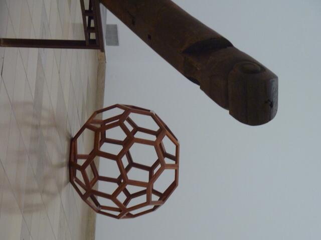 Experimentelle Geometrisierungs-Kunst: "Untitled 2006" Huali-Holz-Gitter mit regelmäßigen 5- und 6-Ecken; vgl. auch Katalogdoppelseite.
