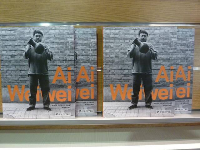 Ai Weiwei: Katalog auf der Buchmesse, die Ai persönlich nicht besuchen wollte oder konnte (Gesundheitsprobleme - siehe Artikel).