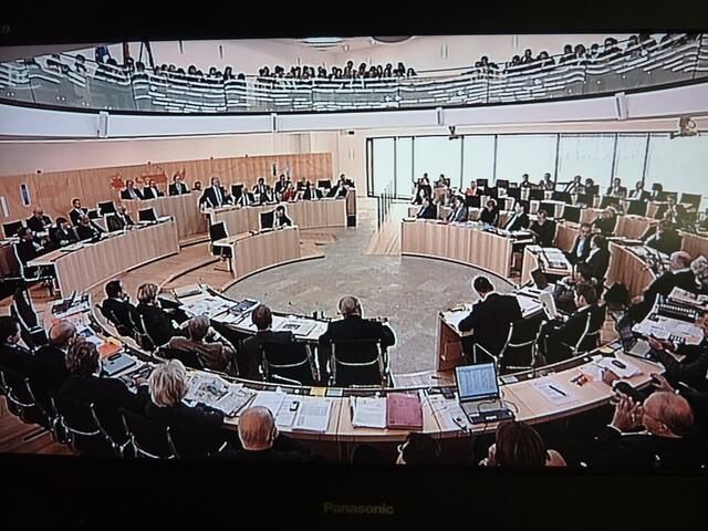 Debatte im Hessischen Landtag 2009: Landesregierung (CDU/FDP) und Oppositionsparteien diskutieren über Bildungs-Politik (Schulpolitik, Studentenprobleme). Der Druck auf die Paralamentarier in Sachen "Documenta-Demokratisierung" fehlt; Kunst-Politik-Tabu!