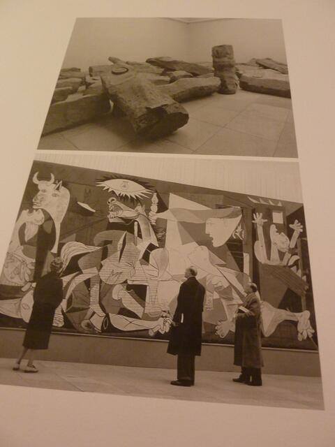Die Besucher einer PICASSO-Ausstellung konnten 1955 das berühmte Anti-Kriegsbild &#8222;GUERNICA&#8220; im entnazifizierten HdDK sehen. Oben: HdK mit BEUYSscher Kunst. Welch ein Gegensatz! (Flur HdK, Foto a&s/W.H.)