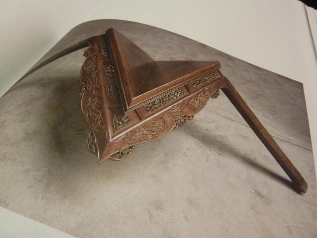 Zwei-Bein-Tisch ("Table with two Legs" 2005). Mutation durch Tisch-Asymmetrisation-Symmetrisation; Evolutionsprinzip der ars evolutoria (Evolutionäre Symmetrietheorie).