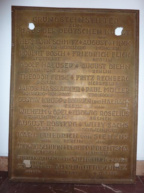 Stiftertafel im "Haus der Deutschen Kunst": Das HdK ist durch Ausstellungen über sog. &#8222;Nicht-Entartete &#8218;deutsche&#8217; Kunst&#8220; im HITLER-Reich (seit 1937) berühmt-berüchtigt.