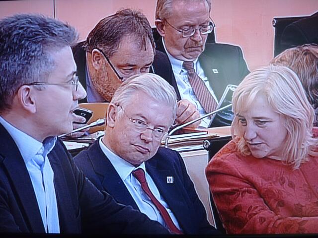 Hessischen Ministerin für Wissenschaft und Kunst Eva Kühne-Hörmann (rechts) neben Ministerpräsident Roland KOCH. Beide Aufsichtsrat-Mitglieder der documenta-Institution: Documenta-Reform-Untätigkeit (siehe WEB-Abgeordneten-Watching W.H.). FDP-Hahn analog.