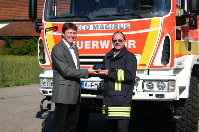 Stolz präsentierten im Sommer Meitingens Bürgermeister Dr. Michael Higl und der 1. Kommandant der FFW Meitingen, Patrick Reiser, die neue Wärmebildkamera. | Foto: FFW Meitingen