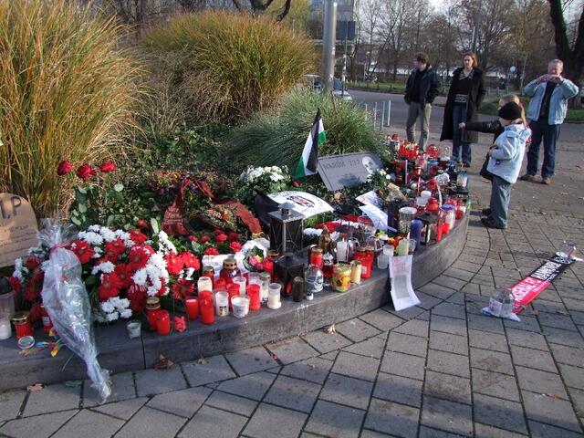 Auch heute waren wieder eine handvoll Menschen an der Trauerstelle an der AWD-Arena