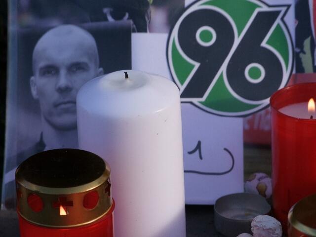 Überall Kerzen der Trauer