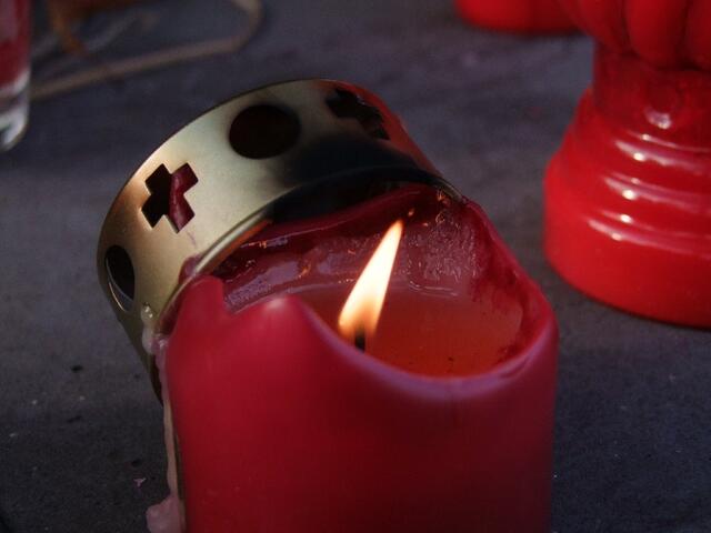 Einige Kerzen brennen noch immer