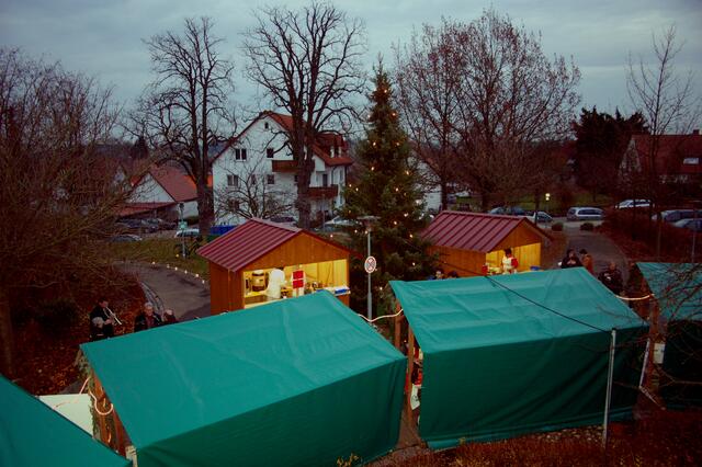 m Dämmerlicht Blick auf den Wertinger Adventsmarkt.