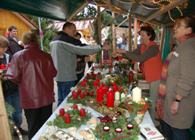 Reissenden Absatz fanden die Adventskränze und Gestecke.
