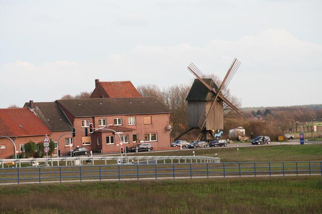 Die Sorgenser Mühle, von der Bundesstraße"umzingelt".