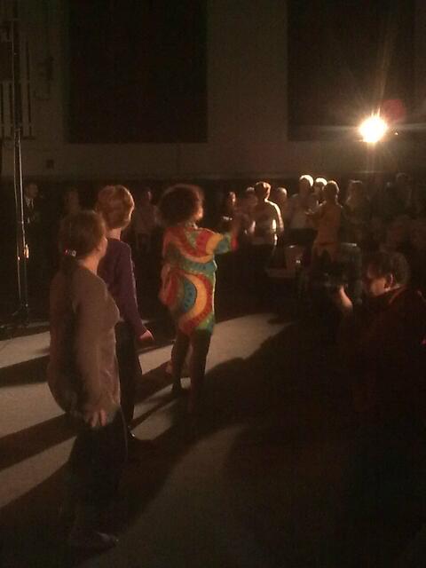 Jeanette (in bunt )zieht die Menschen in ihren Bann